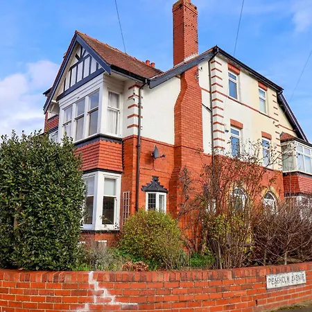 11 Peasholm Avenue *